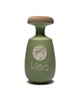 Klea Early Harvest natives Olivenöl extra in grüner Keramikflasche mit Holzverschluss vor weißem Hintergrund aus Griechenland