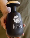 Klea Koroneiki natives Olivenöl extra in schwarzer Keramikflasche in der Hand gehalten – Premium Olivenöl aus Griechenland