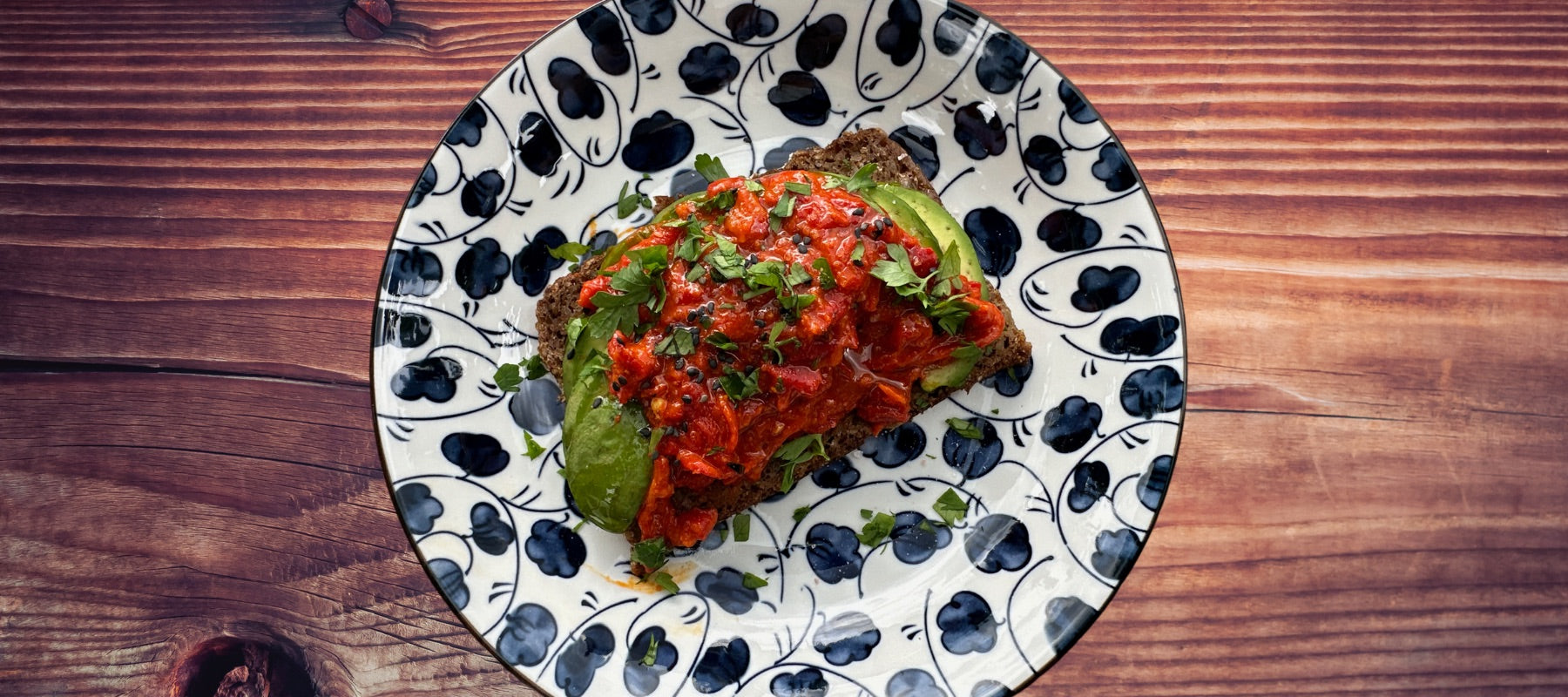 Gegrillte Paprika mit Avocado auf Brot