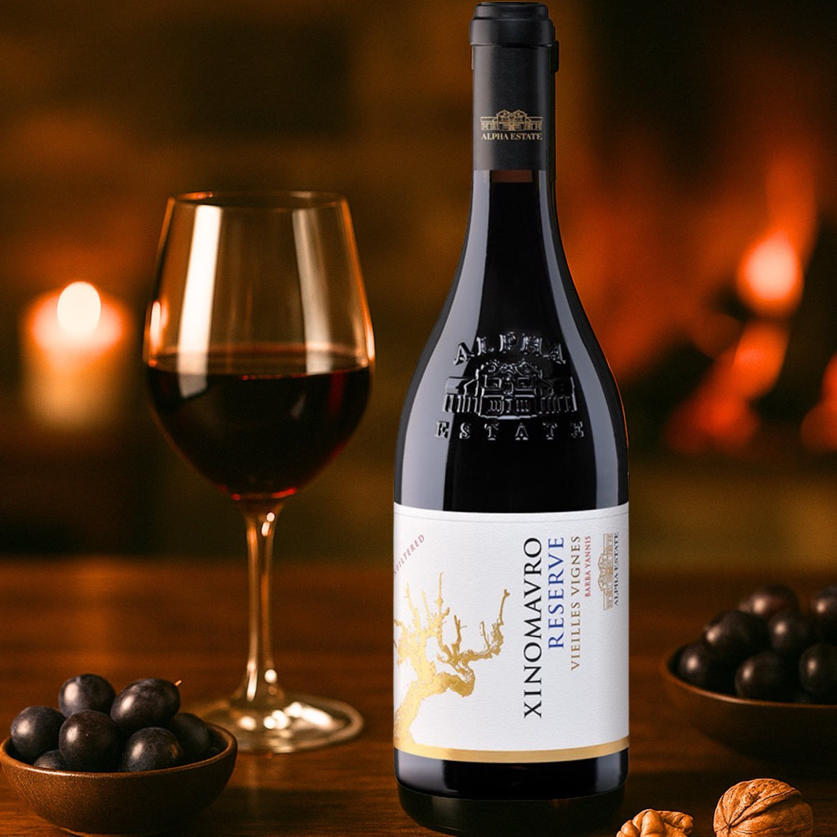 Alpha Estate Xinomavro Reserve Rotwein mit einem Glas Rotwein, roten Trauben und Walnüssen in stimmungsvoller Beleuchtung.