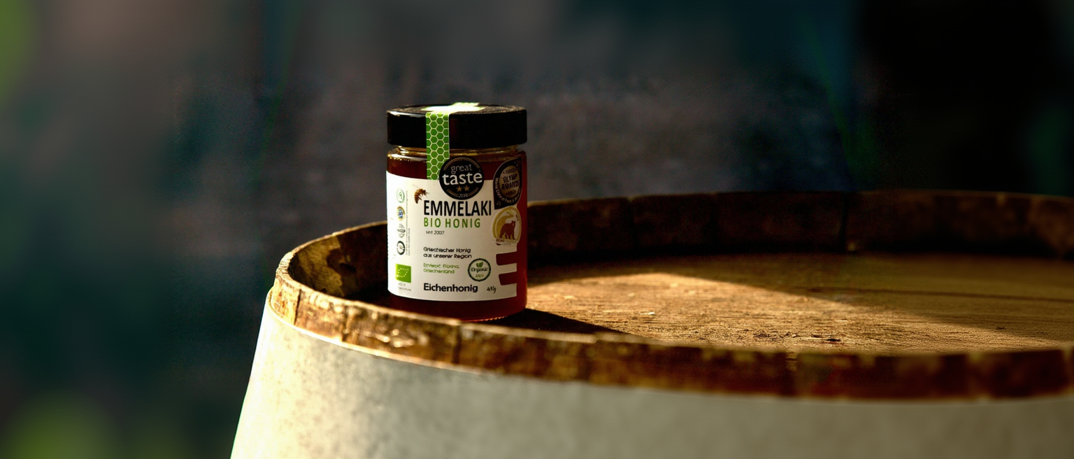 Griechischer Bio Eichenhonig steht auf Eichenfass