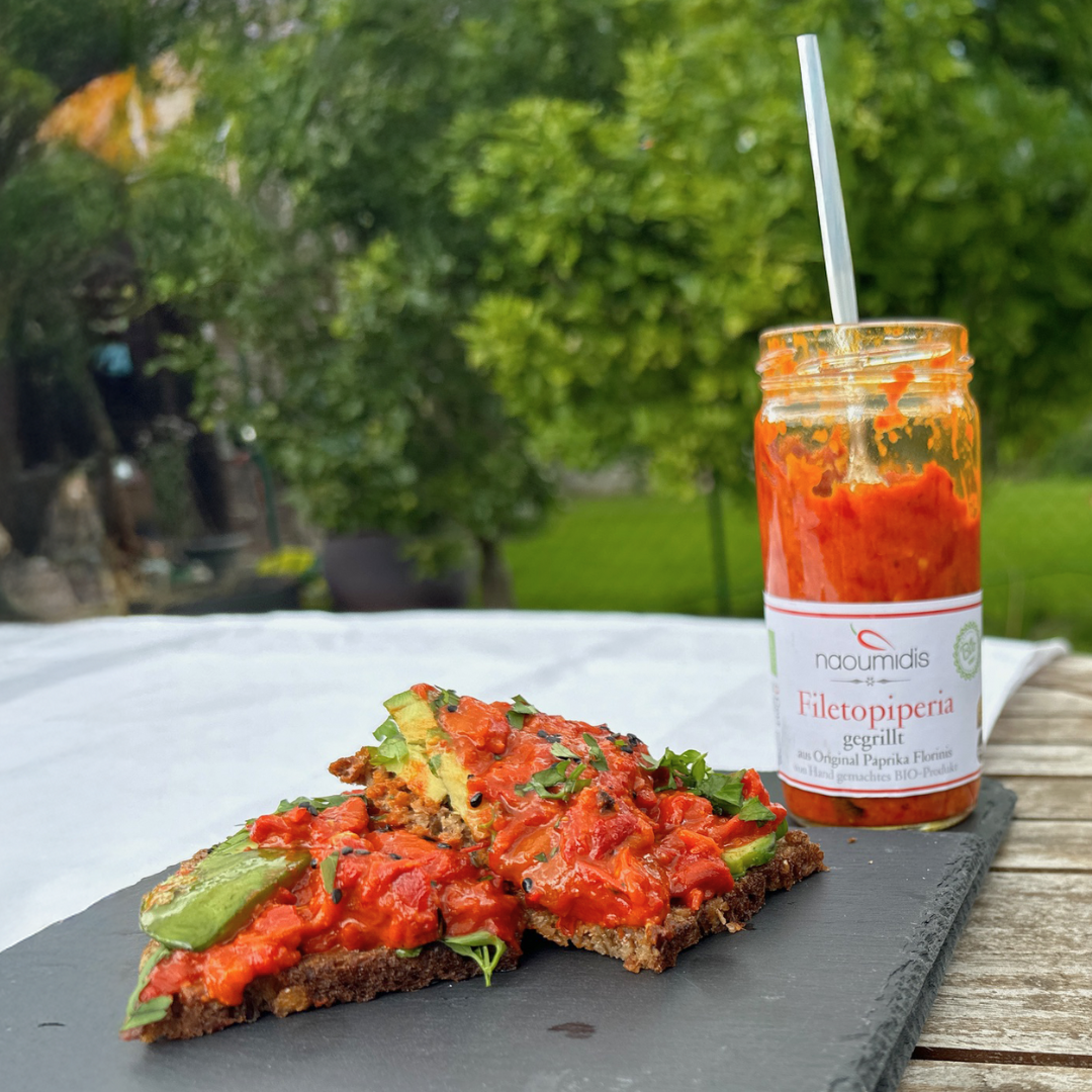 Filetopiperia von Naoumidis gegrillte Paprika mit Avocado und Vollkornbrot