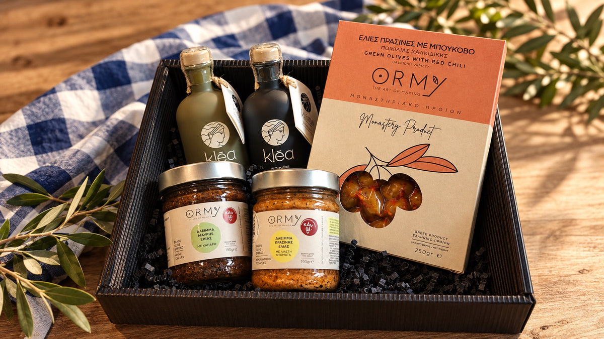 Griechische Feinkost Geschenkbox Antikes Griechenland mit Kléa Olivenöl, ORMY Oliventapenaden und grünen Chalkidiki-Oliven mit Chili.