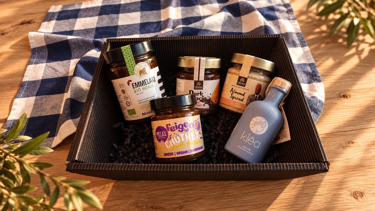 Griechische Feinkost Geschenkbox Süßes Griechenland mit Bio-Honig, Nusscremes, Feigen-Chutney und Kléa Olivenöl.
