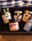 Geschenkbox „Süßes Griechenland“ mit griechischem Bio-Akazienhonig, Nussaufstrichen, Feigen-Senf-Chutney und mildem Olivenöl von VOREAS.