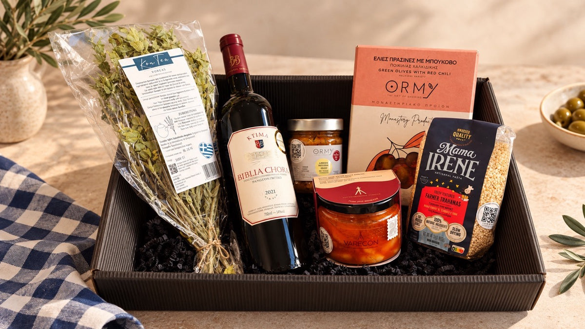 Geschenkbox Traditionelles Griechenland mit griechischem Bergtee, Biblia Chora Rotwein, Oliven, Paprika-Aufstrich und traditioneller Pasta.