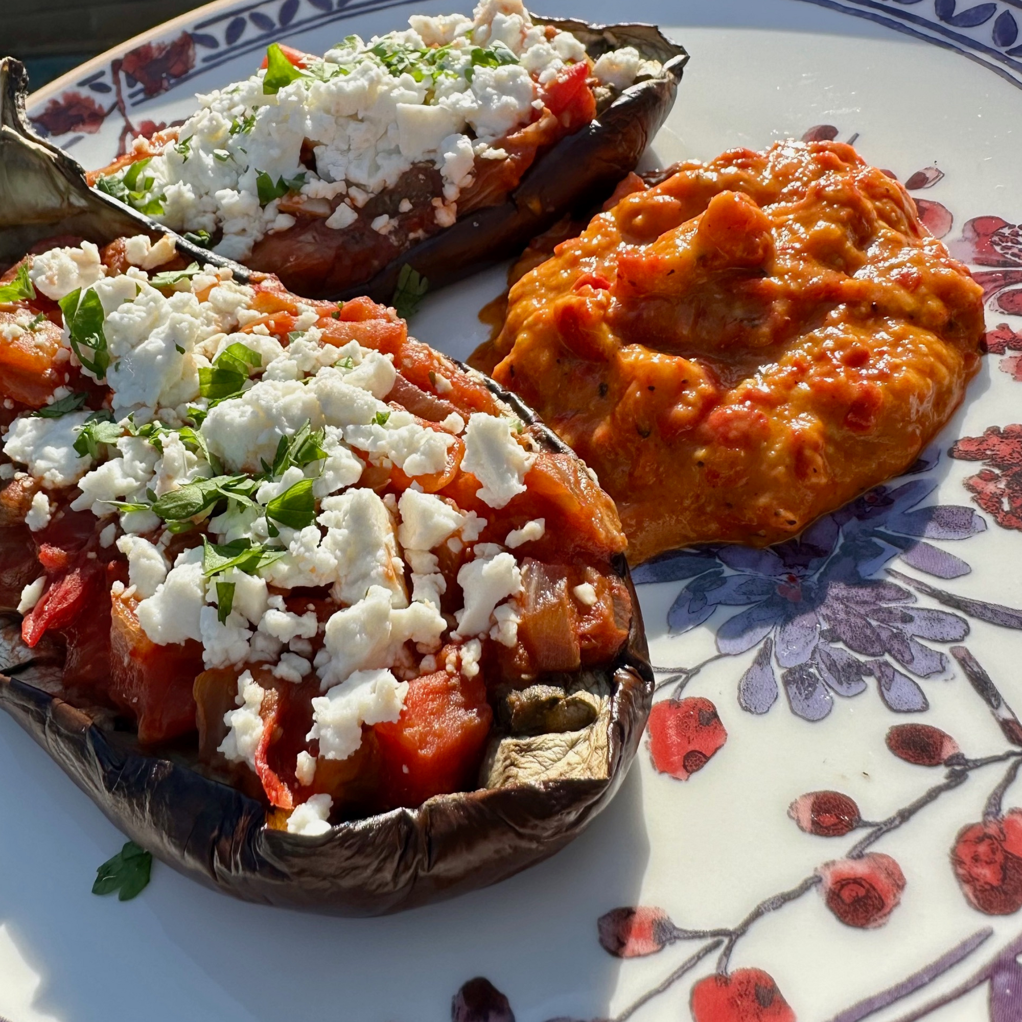 Gefüllte Aubergine mit Tomatensauce und Feta Käse mit Aubergine Paprika Aufstrich aus Griechenland
