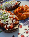 Gefüllte Aubergine mit Tomatensauce und Feta Käse mit Aubergine Paprika Aufstrich aus Griechenland