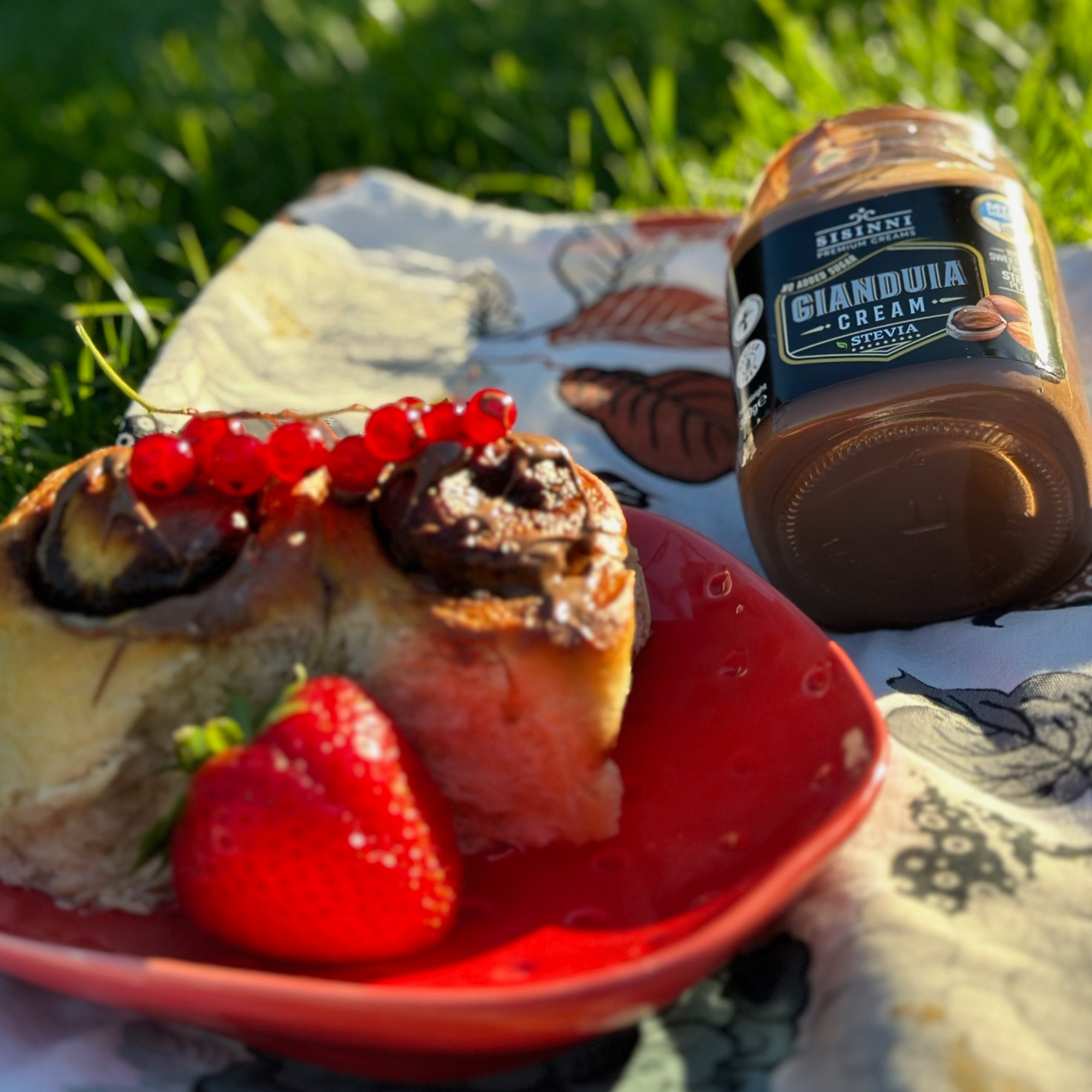 Gianduia Creme ohne Zuckerzusatz glutenfrei und ohne Palmöl im 380g Glas neben Dessert mit Beeren Outdoor Szene