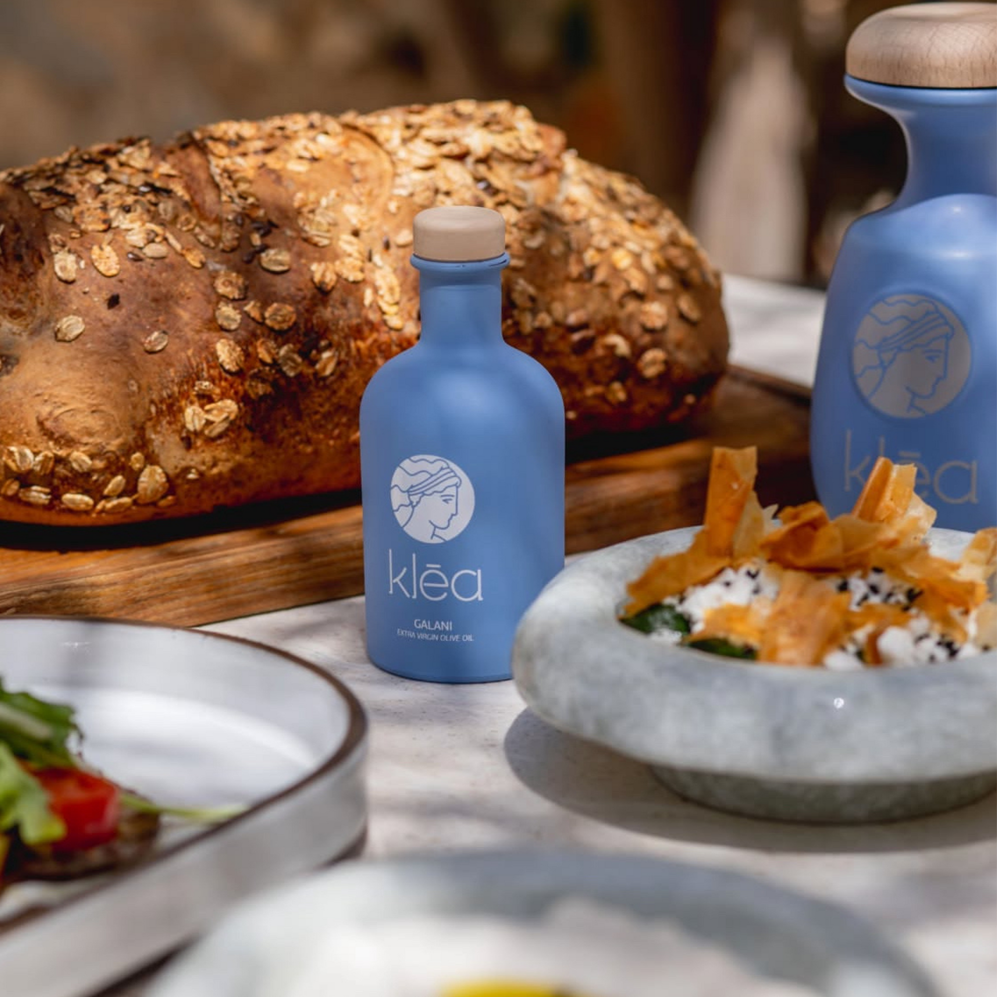 Griechisches natives Olivenöl extra Galani von Klea wird serviert zu Brot