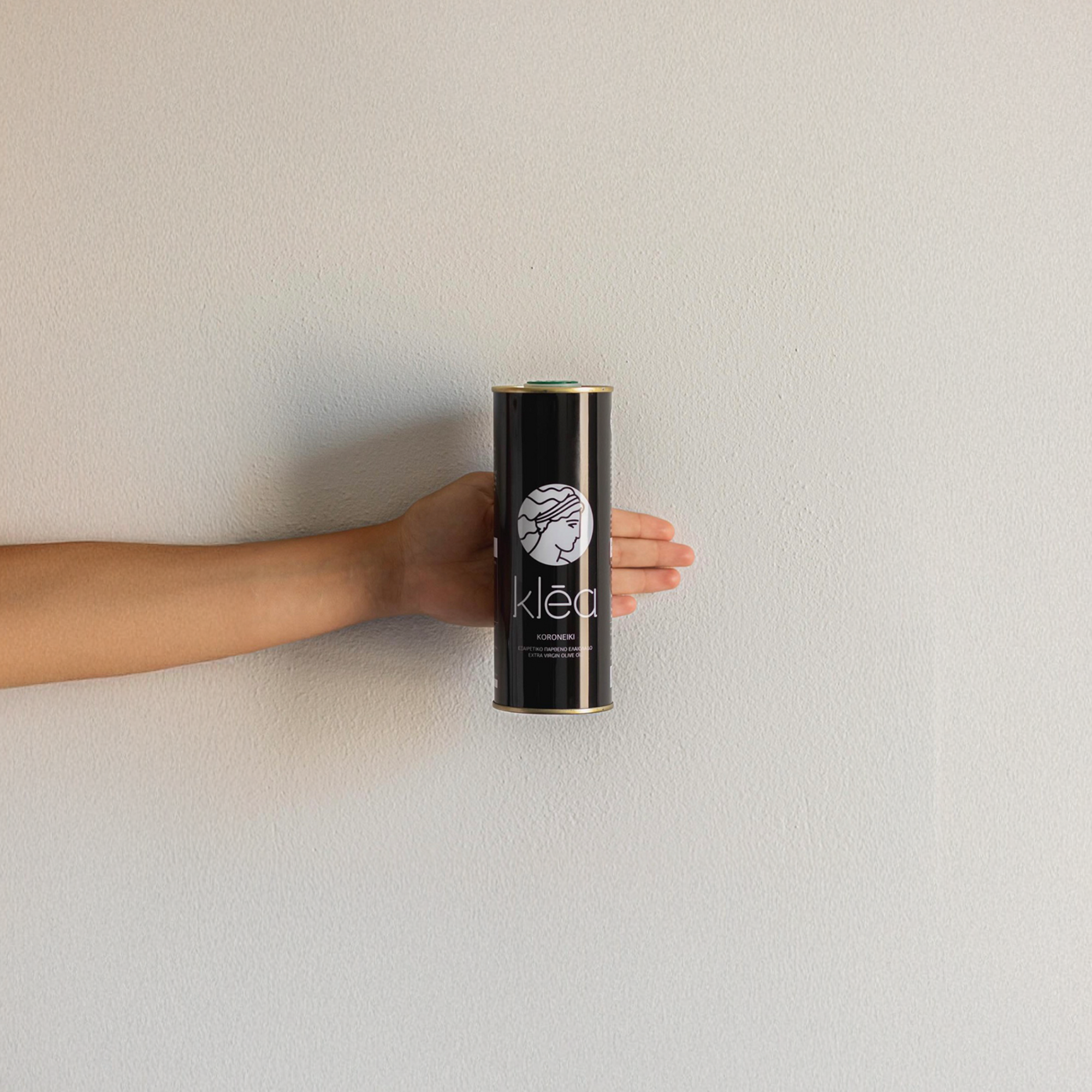 Premium griechisches Koroneiki Olivenöl in Metalldose von Klea – natives Olivenöl extra aus Griechenland in der Hand gehalten