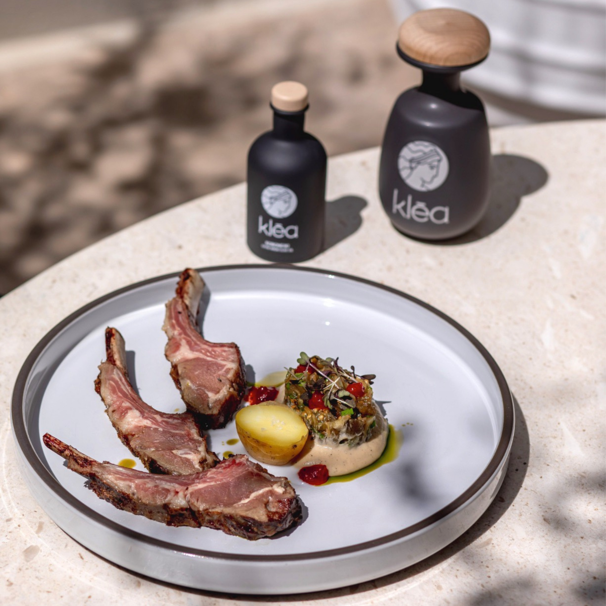 Premium griechisches Olivenöl serviert zu mediterraner Küche – hochwertiges natives Olivenöl extra