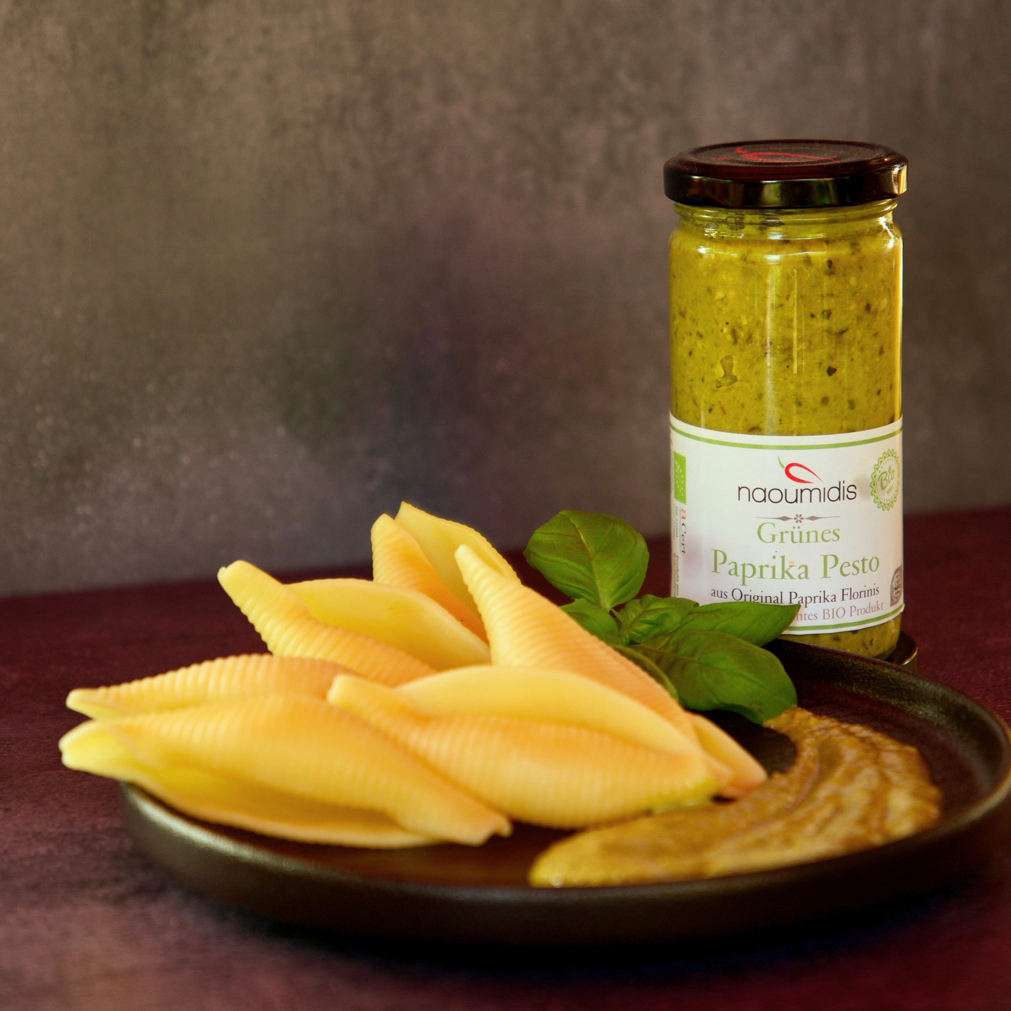 Grünes Bio Paprika Pesto von Naoumidis aus Griechenland mit Pasta und Basilikum angerichtet