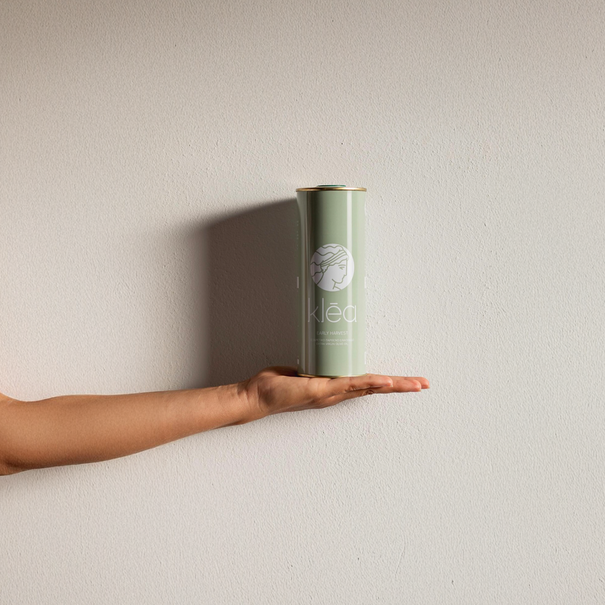 Griechisches natives Olivenöl extra Frühernte in grüner Dose auf Hand präsentiert – Premium Olivenöl aus Griechenland