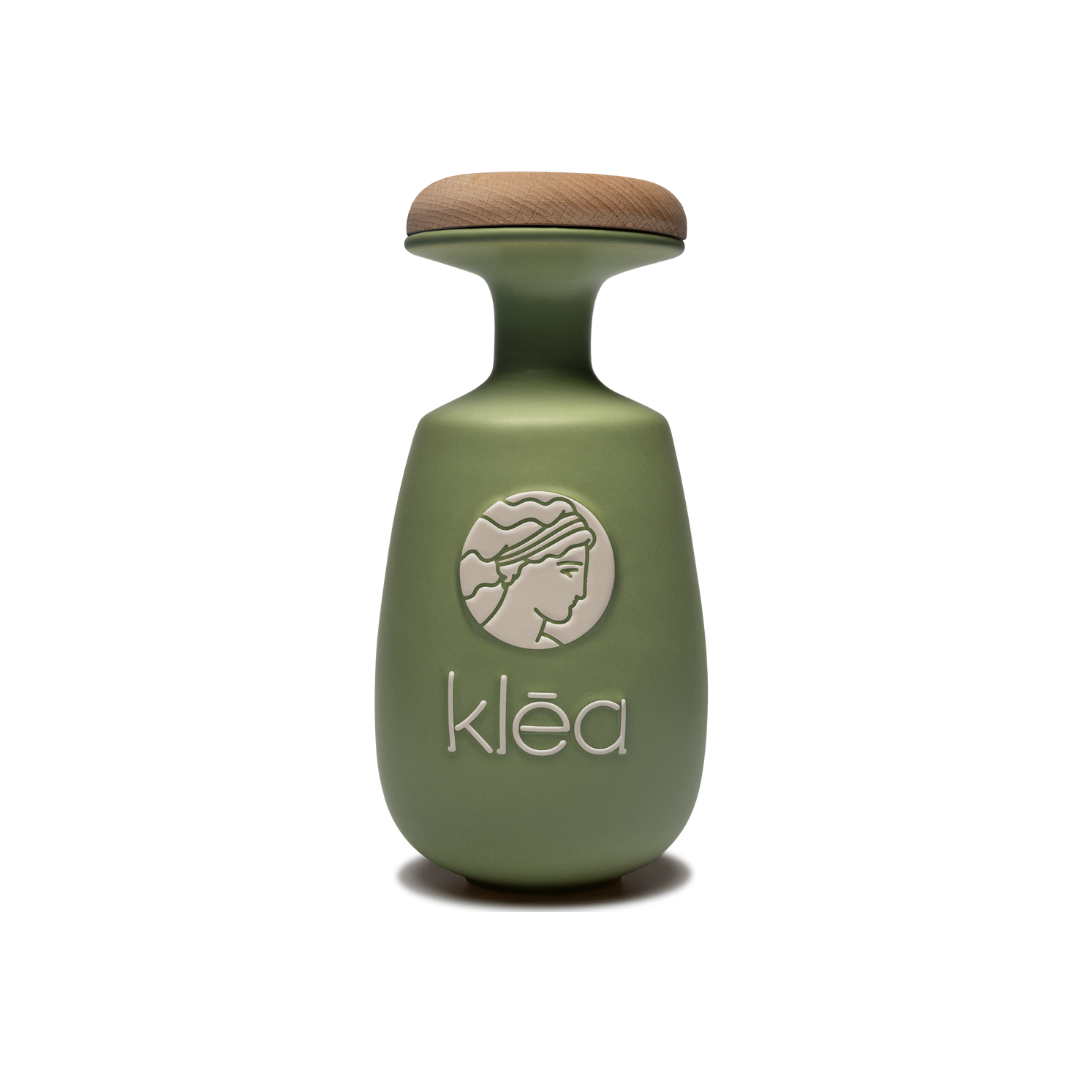 Klea Early Harvest natives Olivenöl extra in grüner Keramikflasche mit Holzverschluss vor weißem Hintergrund aus Griechenland