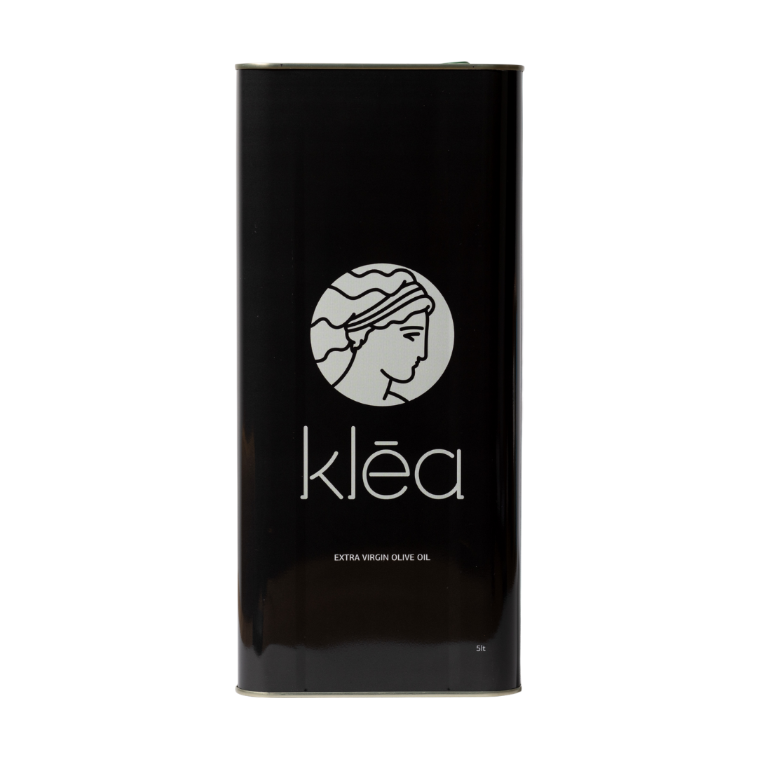 5 Liter Klea natives Olivenöl extra Koroneiki im schwarzen Metallkanister freigestellt Produktbild Griechenland