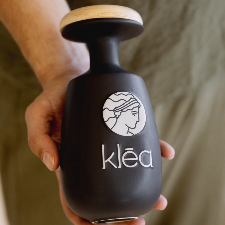 Klea Koroneiki natives Olivenöl extra in schwarzer Keramikflasche in der Hand gehalten – Premium Olivenöl aus Griechenland