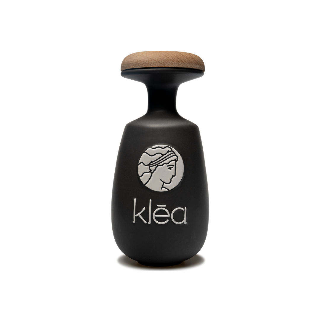 Klea Koroneiki natives Olivenöl extra in schwarzer Keramikflasche freigestellt – Premium Olivenöl aus Griechenland