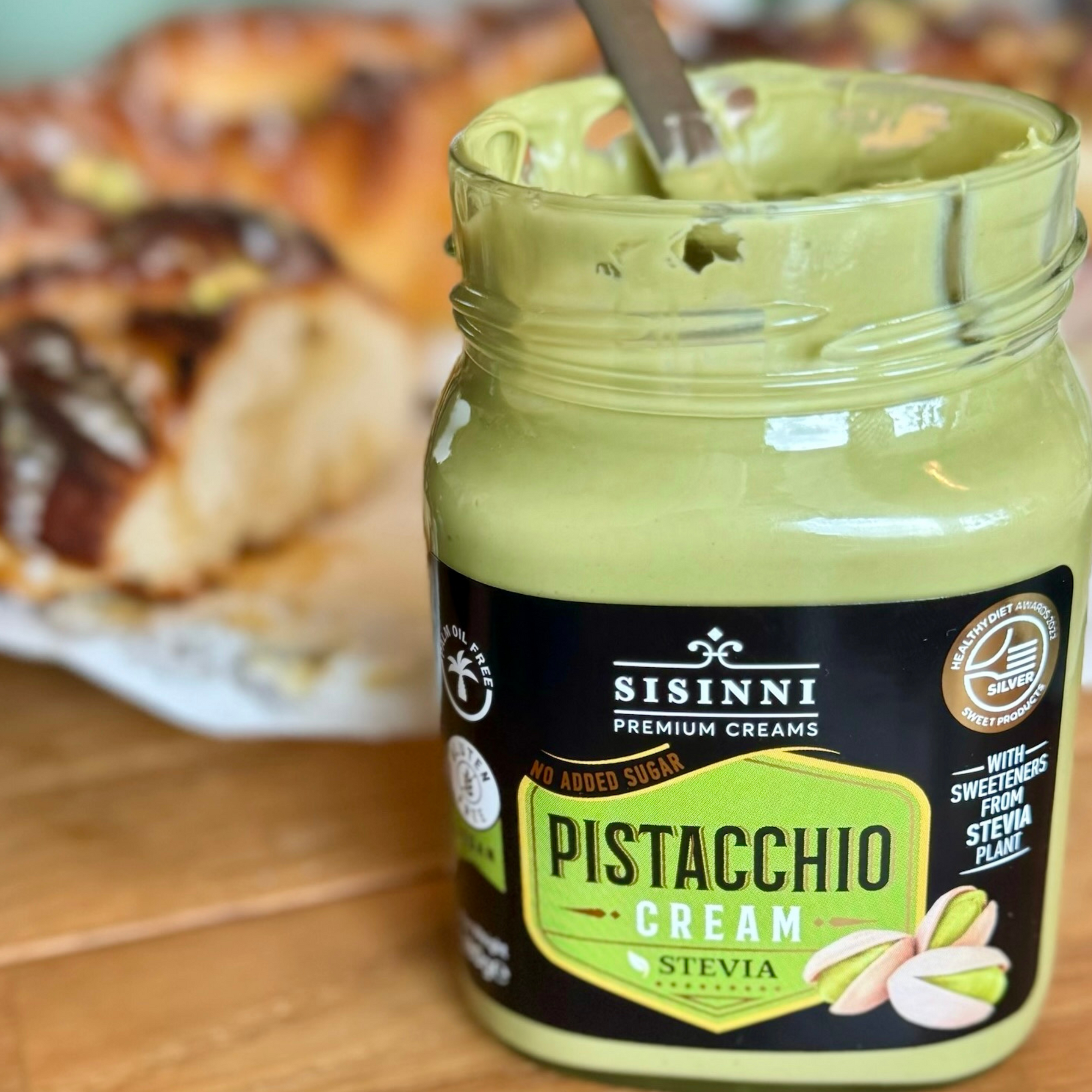 Pistaziencreme ohne Zuckerzusatz ohne Palmöl glutenfrei im offenen Glas cremige Textur